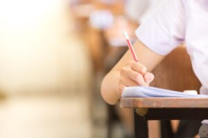 教員採用試験で講師は有利なのか?